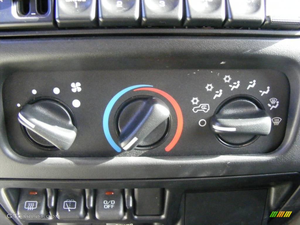 2004 Wrangler Sport 4x4 - Light Khaki Metallic / Khaki photo #36
