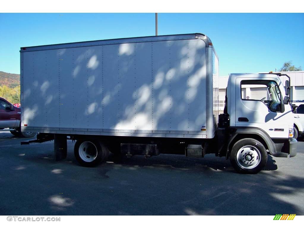 2006 LCF Truck LCF-55 - Oxford White / Medium Graphite photo #5