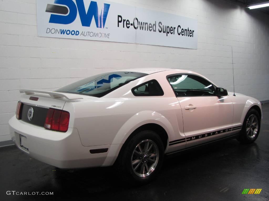 2005 Mustang V6 Premium Coupe - Performance White / Light Graphite photo #4