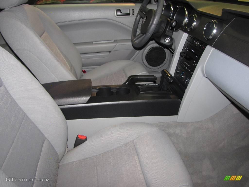 2005 Mustang V6 Premium Coupe - Performance White / Light Graphite photo #10