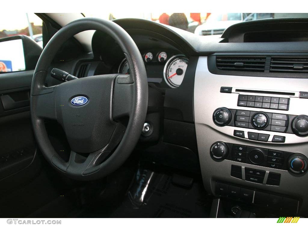 2008 Focus SE Sedan - Vermillion Red / Charcoal Black photo #12