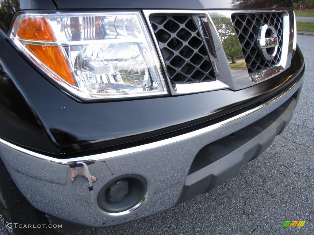 2006 Frontier SE Crew Cab 4x4 - Super Black / Steel photo #13