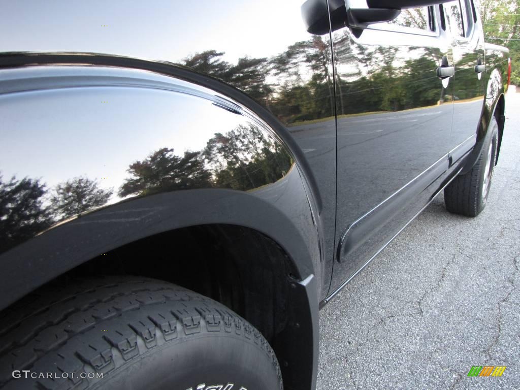 2006 Frontier SE Crew Cab 4x4 - Super Black / Steel photo #16