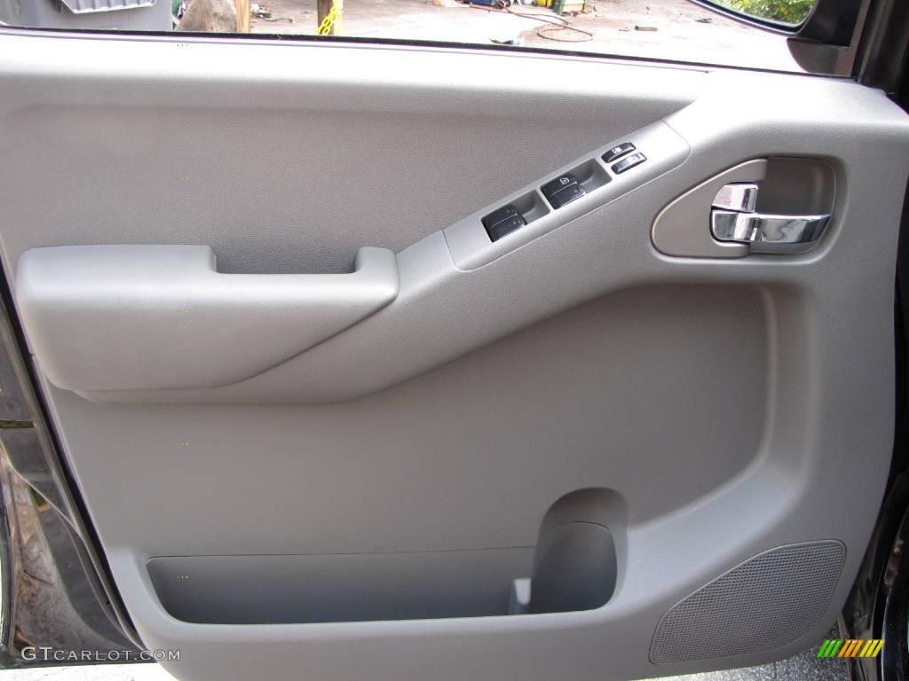 2006 Frontier SE Crew Cab 4x4 - Super Black / Steel photo #23