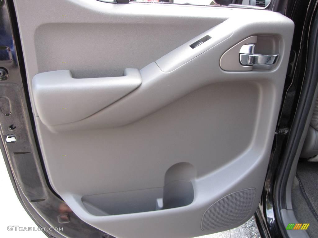 2006 Frontier SE Crew Cab 4x4 - Super Black / Steel photo #35
