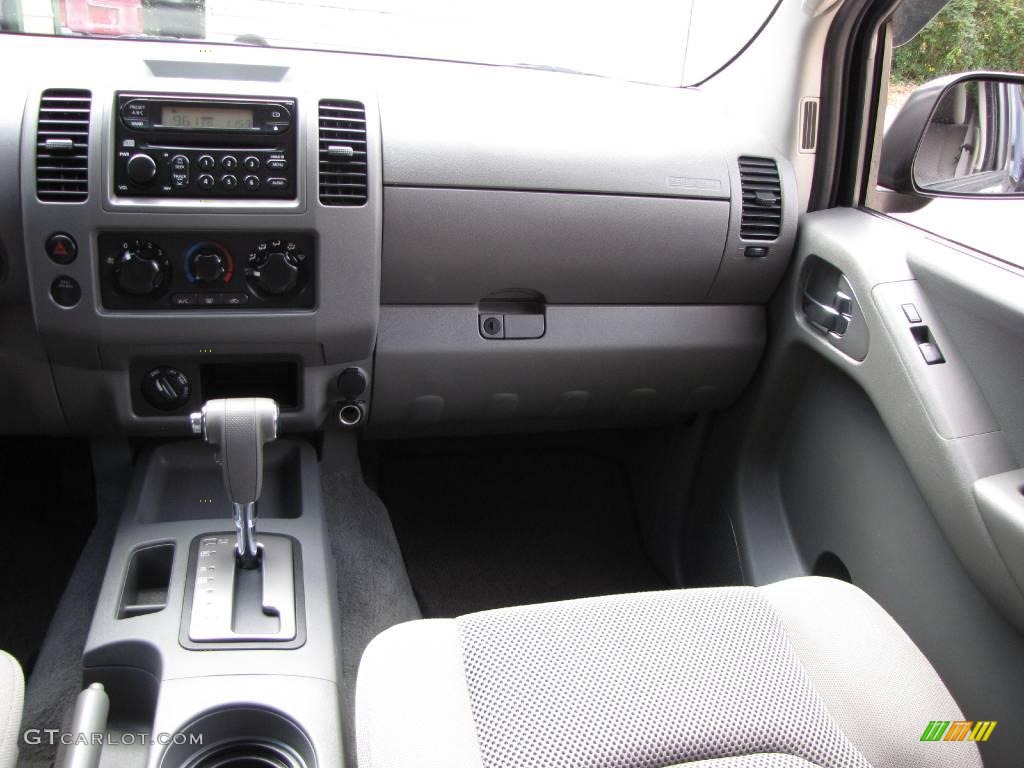 2006 Frontier SE Crew Cab 4x4 - Super Black / Steel photo #44