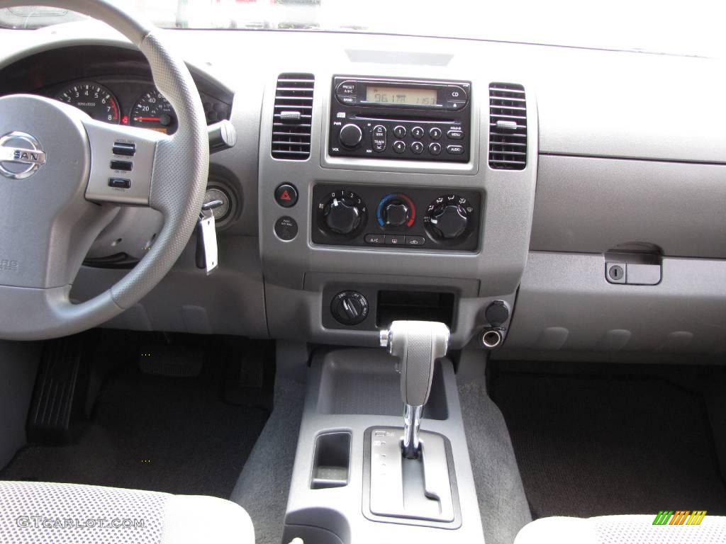 2006 Frontier SE Crew Cab 4x4 - Super Black / Steel photo #46