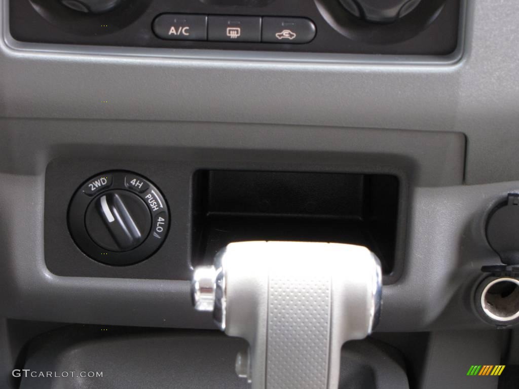 2006 Frontier SE Crew Cab 4x4 - Super Black / Steel photo #49