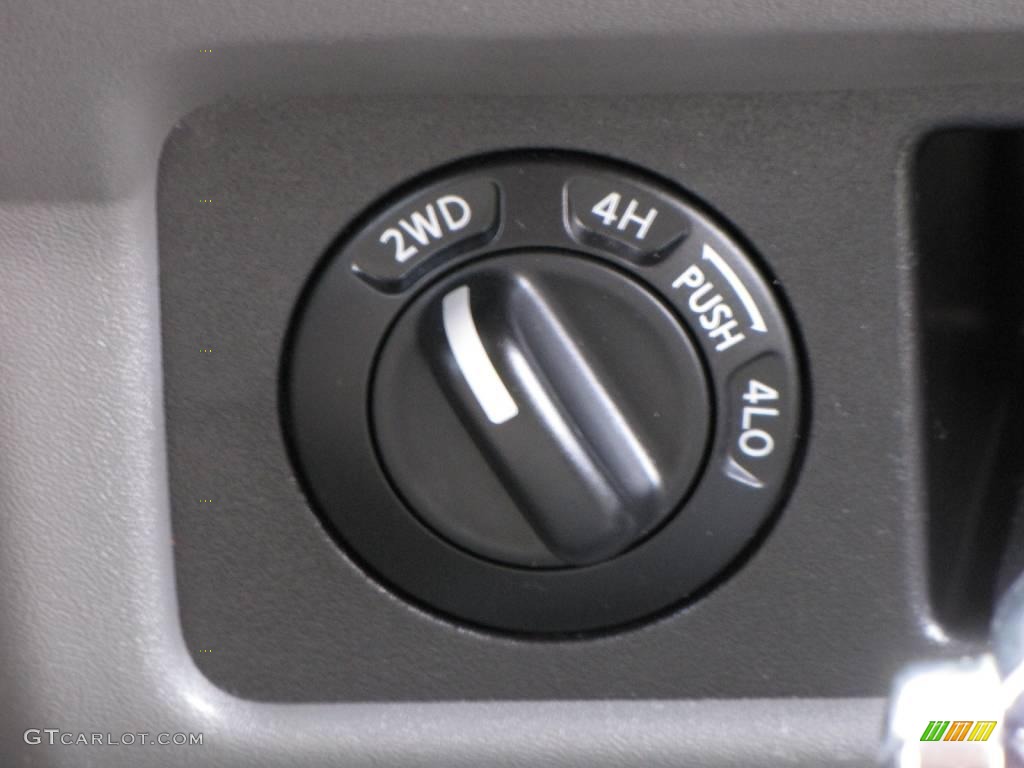 2006 Frontier SE Crew Cab 4x4 - Super Black / Steel photo #51