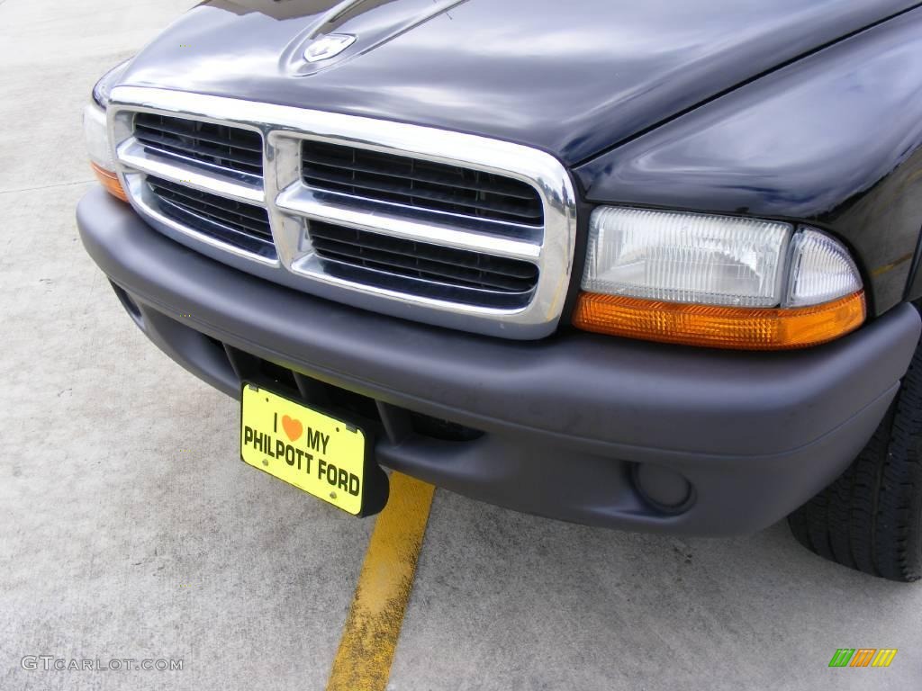 2004 Dakota SXT Club Cab - Black / Dark Slate Gray photo #11