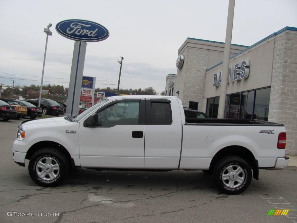 2005 F150 STX SuperCab 4x4 - Oxford White / Medium Flint Grey photo #2