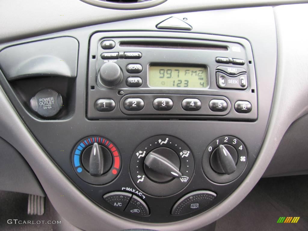 2004 Focus SE Sedan - French Blue Metallic / Medium Graphite photo #10