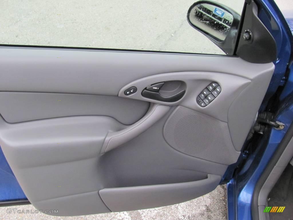 2004 Focus SE Sedan - French Blue Metallic / Medium Graphite photo #12