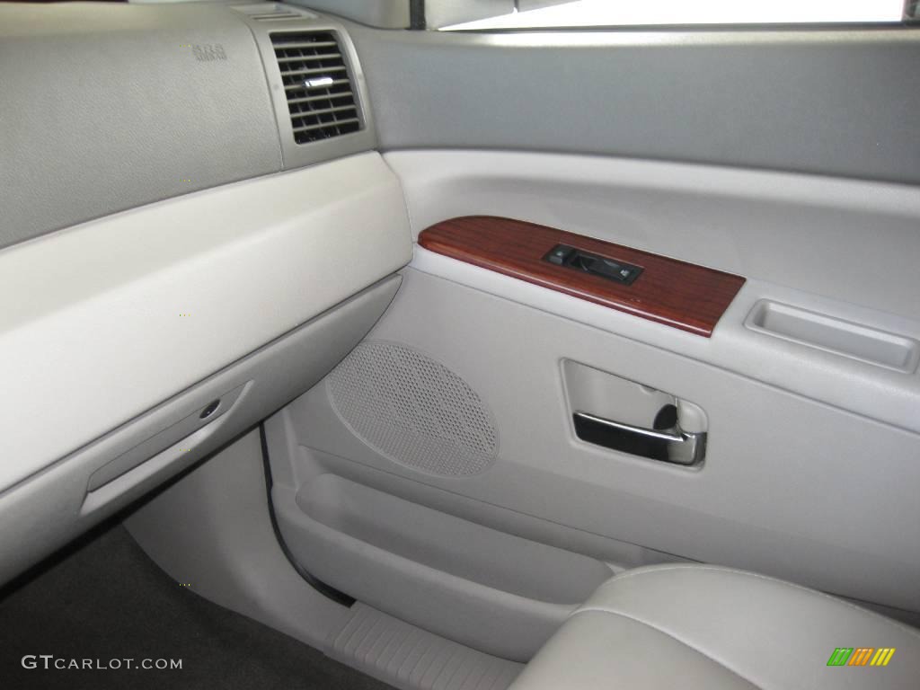 2006 Grand Cherokee Limited - Light Khaki Metallic / Dark Khaki/Light Graystone photo #16