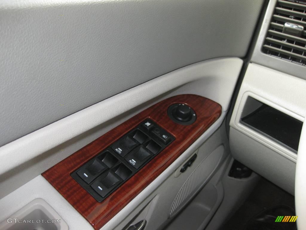2006 Grand Cherokee Limited - Light Khaki Metallic / Dark Khaki/Light Graystone photo #20