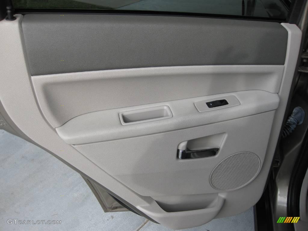 2006 Grand Cherokee Limited - Light Khaki Metallic / Dark Khaki/Light Graystone photo #24