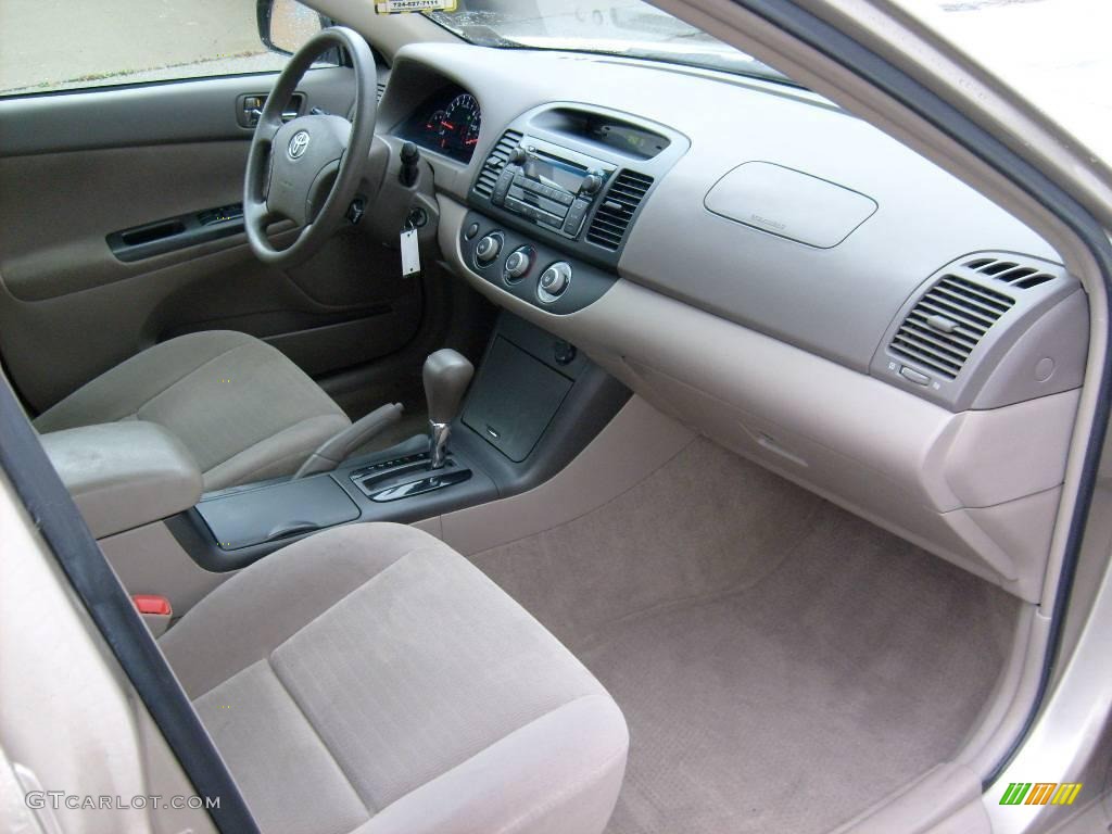 2005 Camry LE - Desert Sand Mica / Taupe photo #19