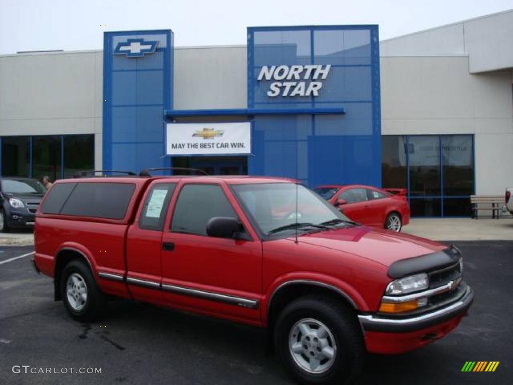 2000 S10 LS Extended Cab 4x4 - Victory Red / Graphite photo #1