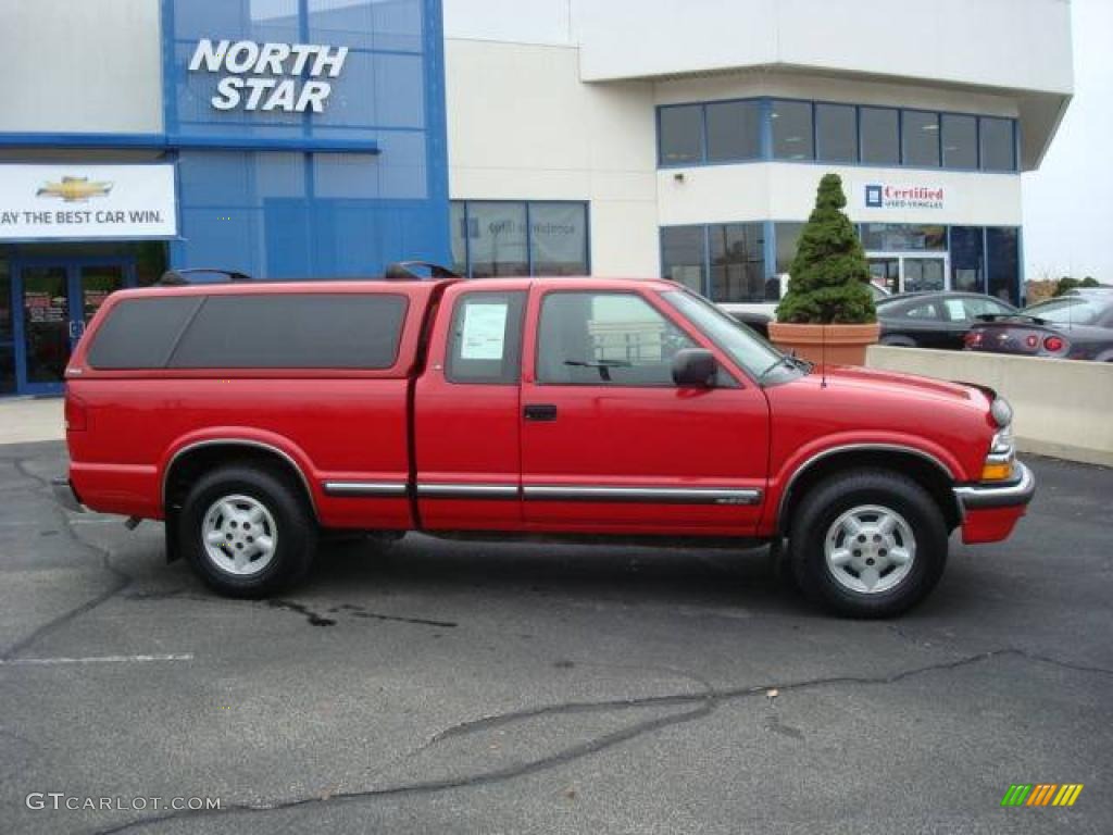 2000 S10 LS Extended Cab 4x4 - Victory Red / Graphite photo #2