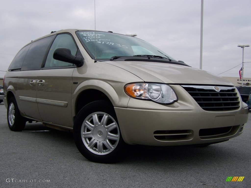 2007 Town & Country Touring - Linen Gold Metallic / Dark Khaki/Light Graystone photo #1