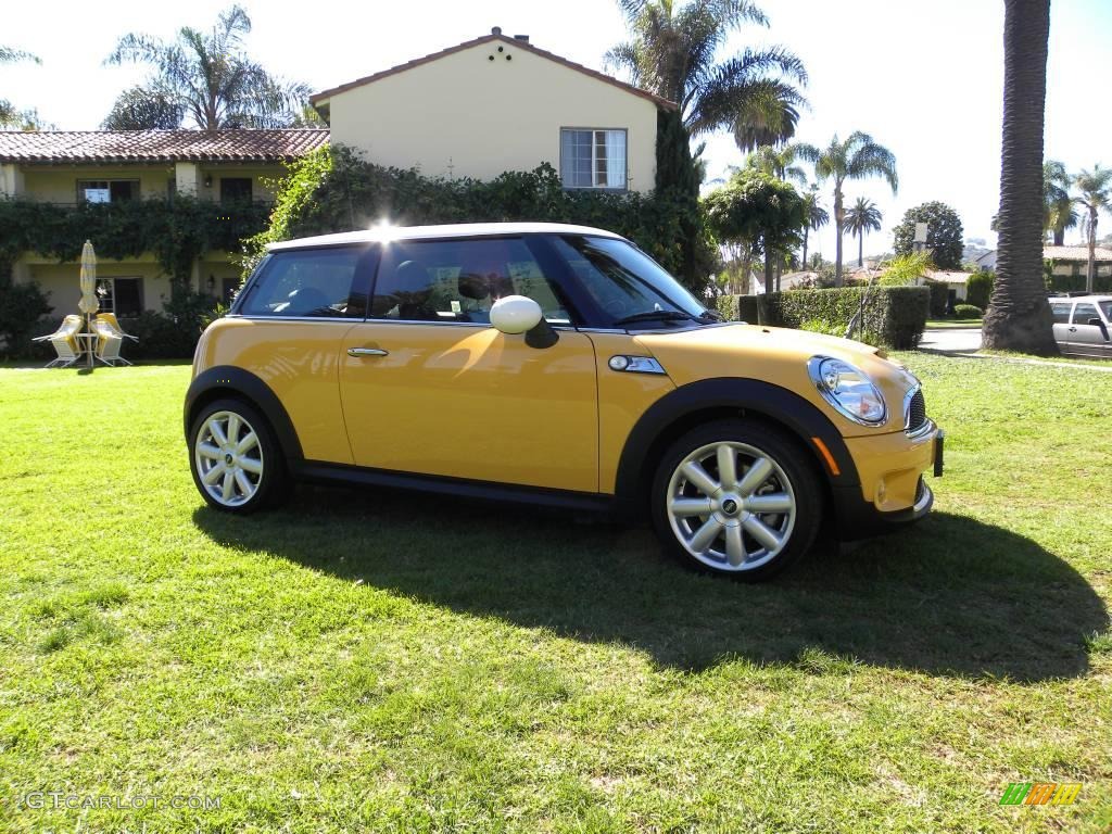 2007 Cooper S Hardtop - Mellow Yellow / Punch Carbon Black photo #17