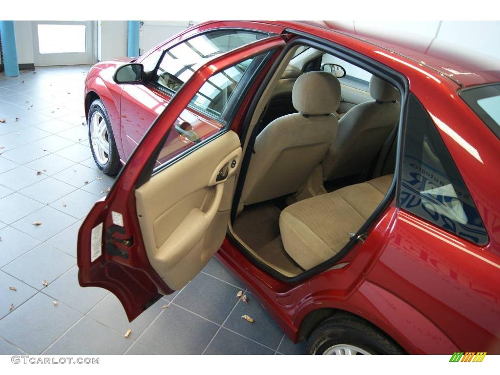 2000 Focus SE Sedan - Sangria Red Metallic / Medium Parchment photo #21