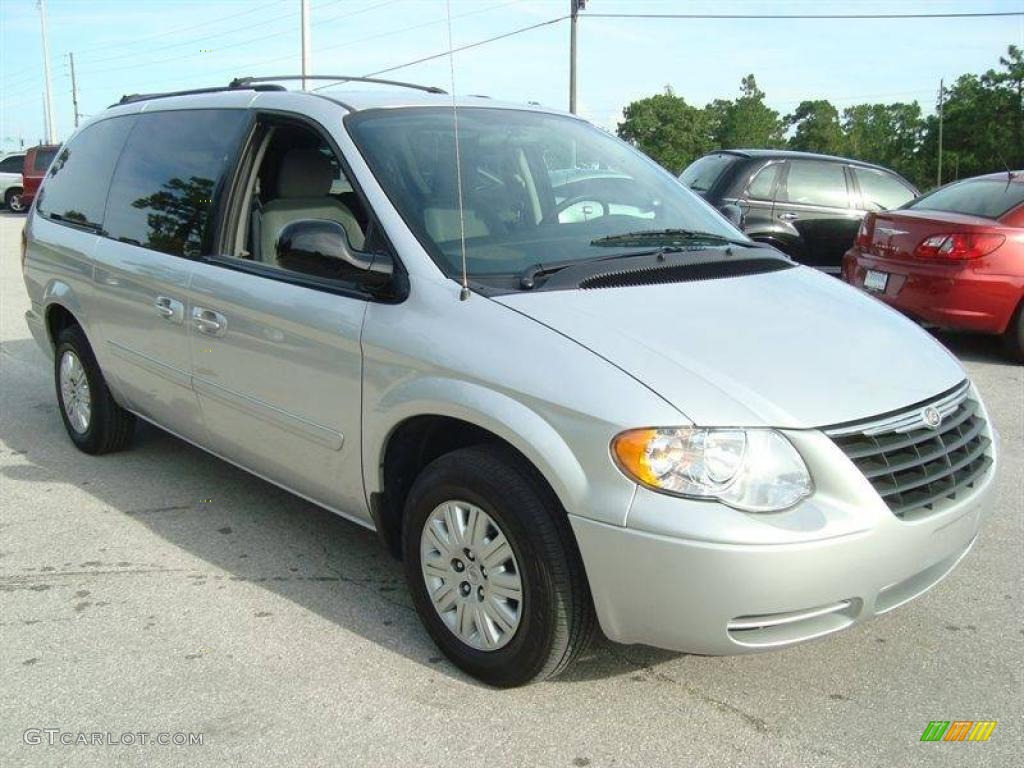 2007 Town & Country LX - Bright Silver Metallic / Medium Slate Gray photo #11