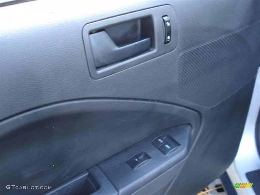 2007 Mustang V6 Deluxe Convertible - Satin Silver Metallic / Dark Charcoal photo #16