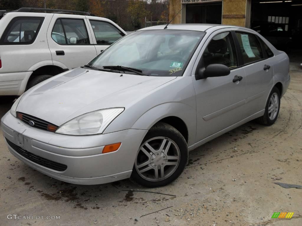 2001 Focus SE Sedan - CD Silver Metallic / Dark Charcoal Black photo #1