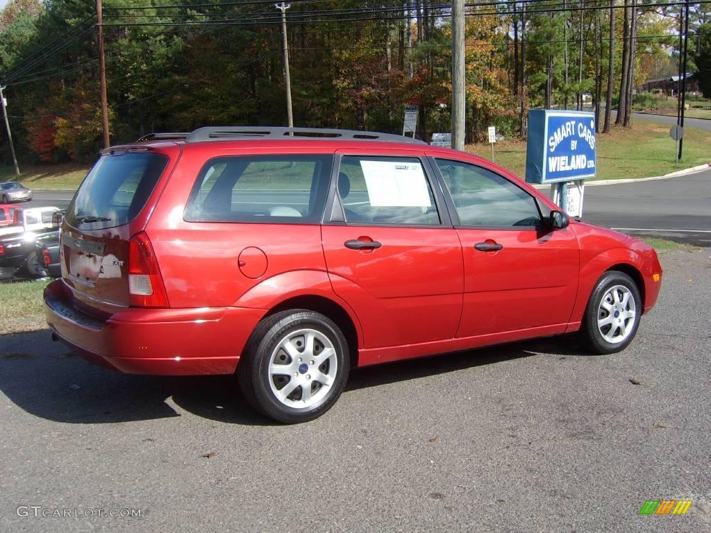 2005 Focus ZXW SE Wagon - Sangria Red Metallic / Dark Flint/Light Flint photo #4