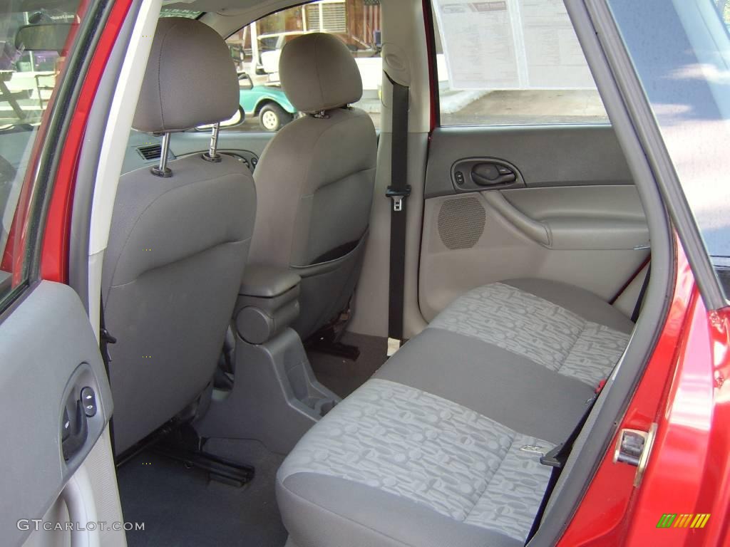 2005 Focus ZXW SE Wagon - Sangria Red Metallic / Dark Flint/Light Flint photo #9