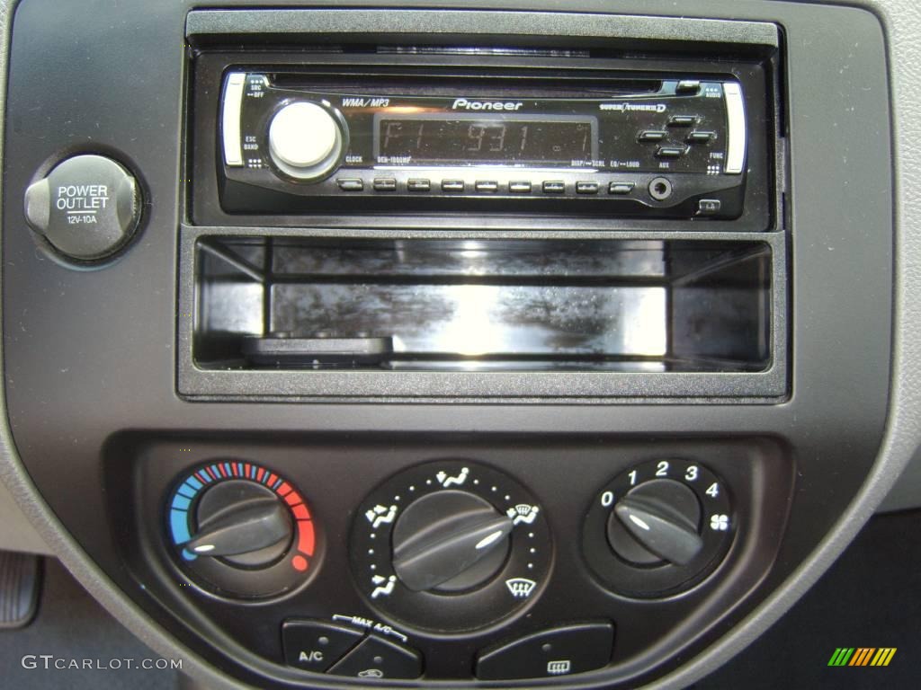 2005 Focus ZXW SE Wagon - Sangria Red Metallic / Dark Flint/Light Flint photo #15