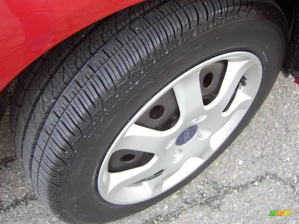 2005 Focus ZXW SE Wagon - Sangria Red Metallic / Dark Flint/Light Flint photo #17