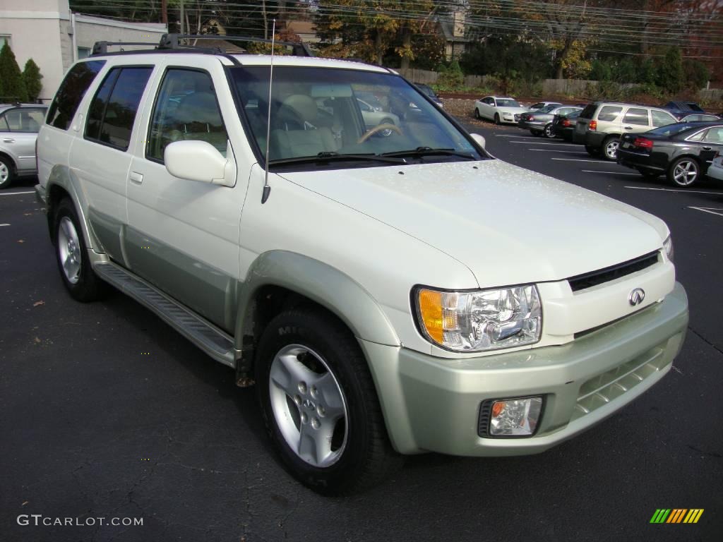 2001 QX4 4x4 - Dover White / Stone Beige photo #4