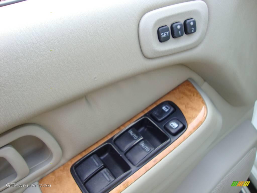 2001 QX4 4x4 - Dover White / Stone Beige photo #14