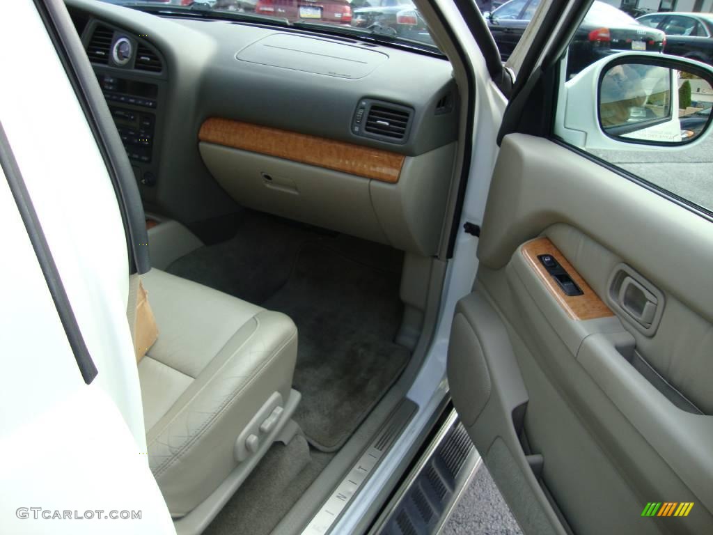 2001 QX4 4x4 - Dover White / Stone Beige photo #17