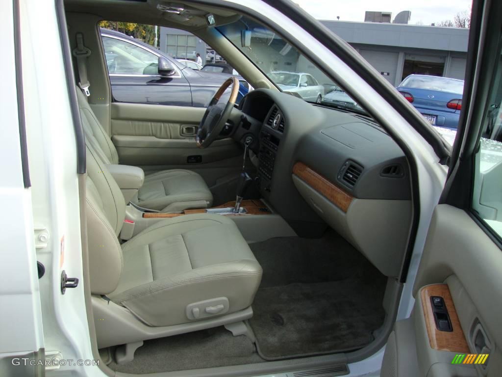 2001 QX4 4x4 - Dover White / Stone Beige photo #19