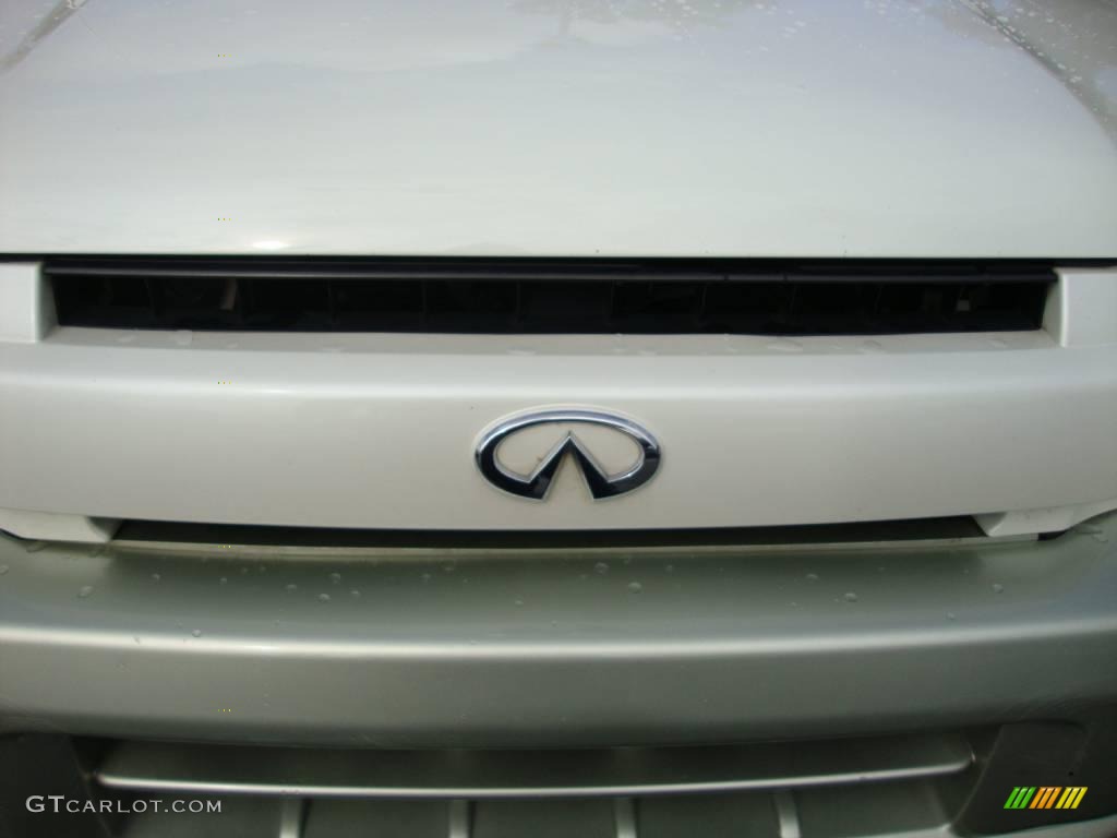 2001 QX4 4x4 - Dover White / Stone Beige photo #37