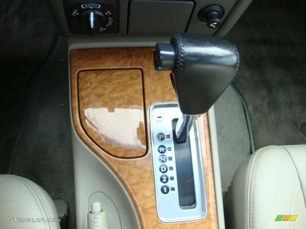 2001 QX4 4x4 - Dover White / Stone Beige photo #42