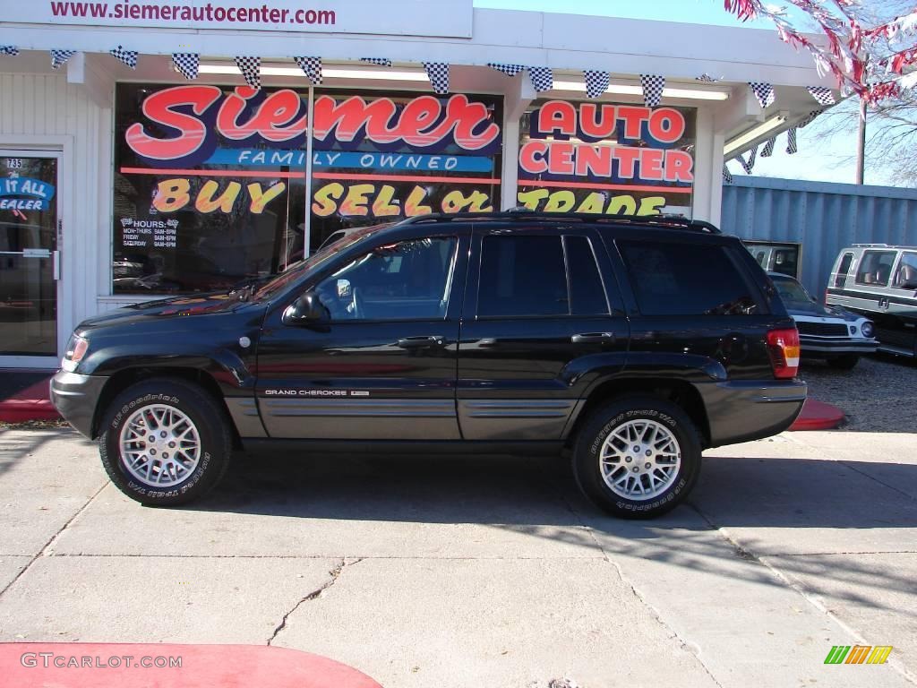 2004 Grand Cherokee Laredo 4x4 - Brillant Black Crystal Pearl / Dark Slate Gray photo #1