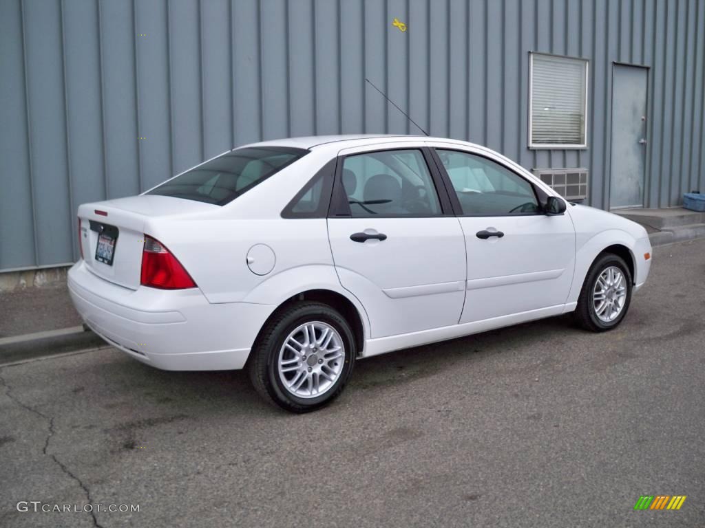 2007 Focus ZX4 SE Sedan - Cloud 9 White / Charcoal/Light Flint photo #3