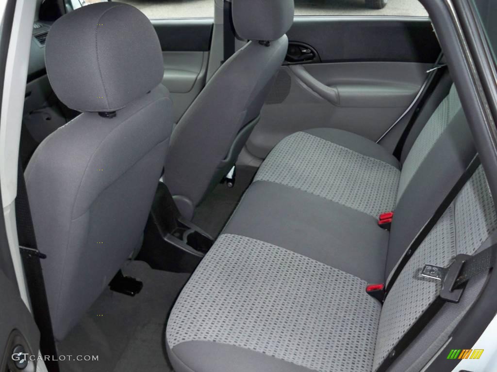 2007 Focus ZX4 SE Sedan - Cloud 9 White / Charcoal/Light Flint photo #5