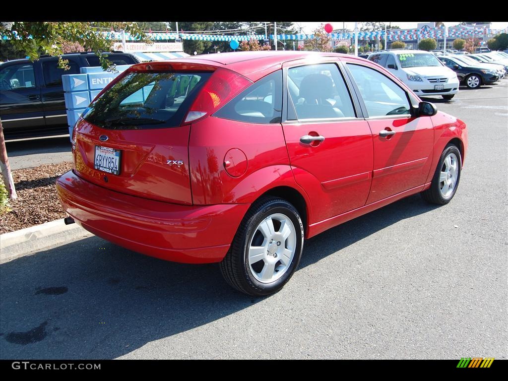 2006 Focus ZX5 SES Hatchback - Infra-Red / Charcoal/Charcoal photo #3