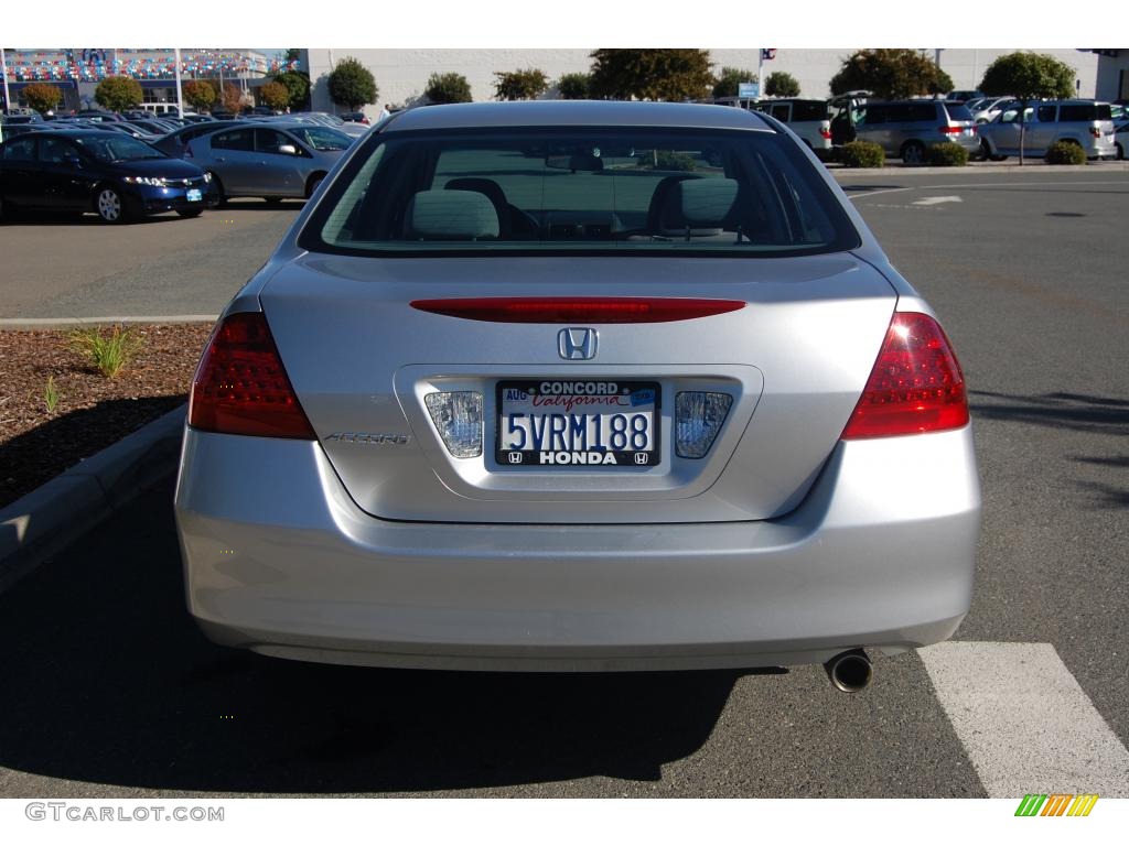 2006 Accord LX Sedan - Alabaster Silver Metallic / Gray photo #4