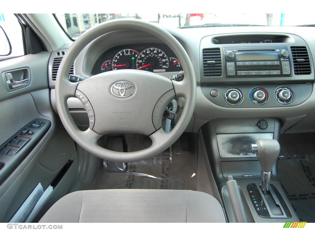 2005 Camry LE - Super White / Gray photo #12