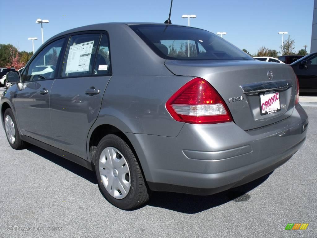 2010 Versa 1.8 S Sedan - Magnetic Gray Metallic / Charcoal photo #3