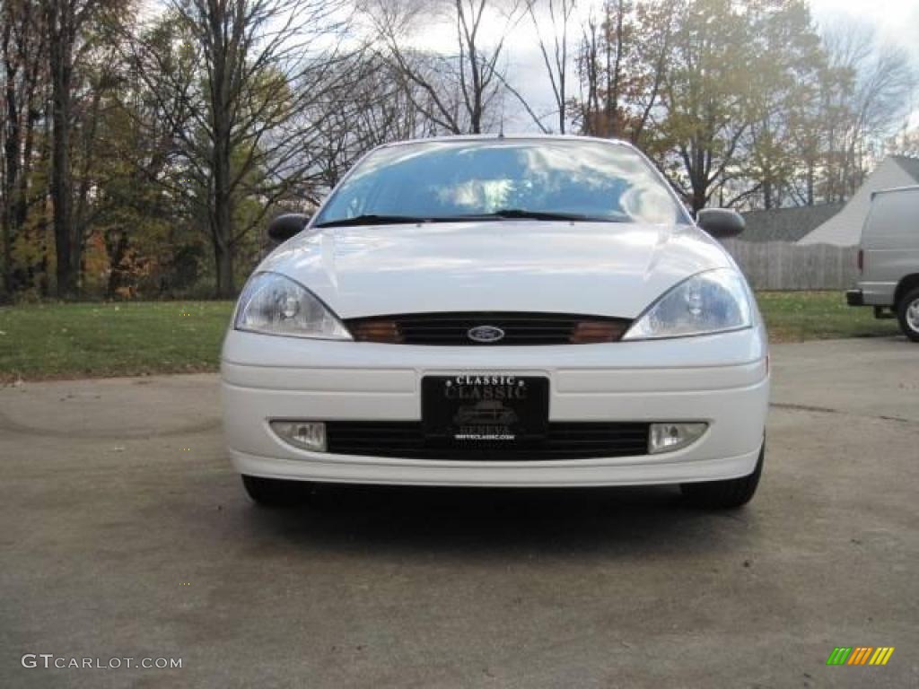 2000 Focus SE Sedan - Cloud 9 White / Medium Graphite photo #2