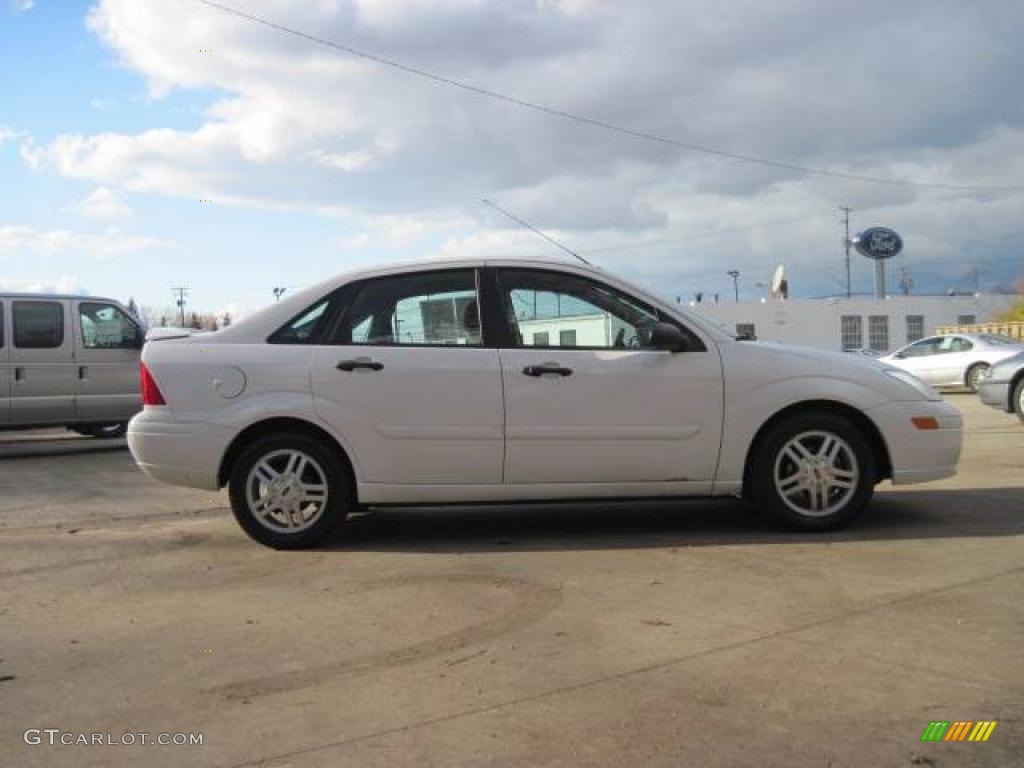 2000 Focus SE Sedan - Cloud 9 White / Medium Graphite photo #4