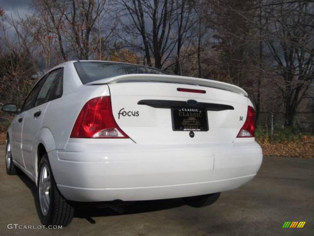 2000 Focus SE Sedan - Cloud 9 White / Medium Graphite photo #5