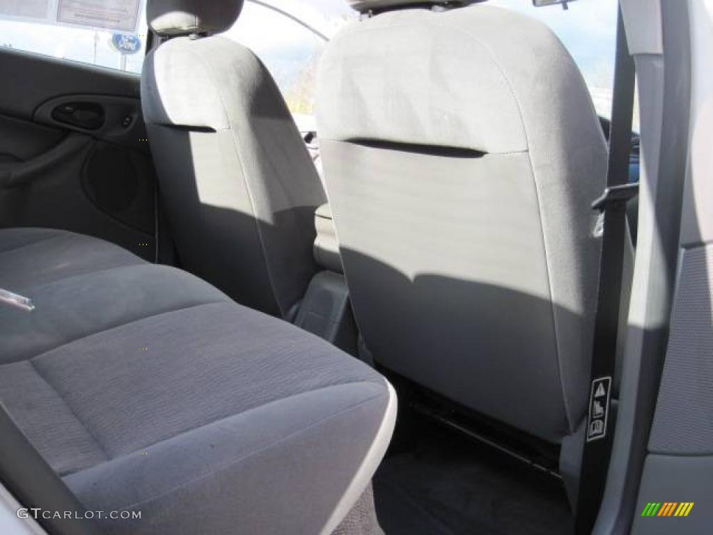 2000 Focus SE Sedan - Cloud 9 White / Medium Graphite photo #16